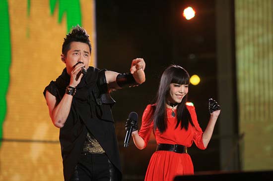 吳莫愁與庾澄慶在《中國好聲音》同臺表演